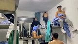 都说男生宿舍猪窝一个，看到眼前这一幕，我终于相信了这个说法！
