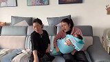董事长月月给家寄两万，回家见坐月子妻子抱着孩子拾破烂，解气