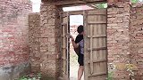 吓唬虎妹2：胖墩扔东西吓虎妹，结果被虎妹和大美发现，胖墩惨了