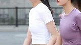 大概是颜值最高的双胞胎姐妹，姐姐过马路都牵着妹妹的手