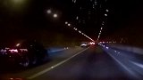 隧道前面一脚急刹，酿三车追尾