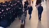 在警察面前掉枪还能如此淡定，就当啥事儿没发生！