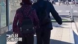 老奶奶公交车上坐立不安，一旁老伴温柔安慰