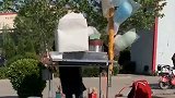 摆地摊的老爷爷太有想法了，知道赚孩子的钱容易，搞了一个龙服务