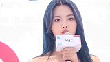 太逗了！杨超越示范“绿茶姐妹”拍照法 刻意把好友腿P粗
