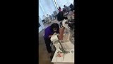 维金斯带女友修脚 没比赛当然要休闲
