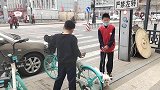 单亲妈妈不容易，下班还要去接孩子，晚饭揪面片做成烩面片被嫌弃