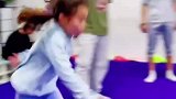 小姑娘展示空翻绝技