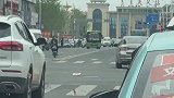 路口地上飘满了钱，这是发生了什么