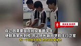 班长背同学上救护车，回教室后满头大汗哭成泪人，老师：他很担心