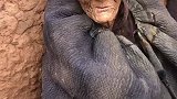 两个老人相互扶持着走