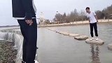 小伙给朋友表演跳石头，没想到石头太滑掉进水里