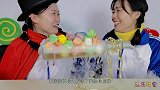 搞怪妹子变魔术“悬浮酒瓶”，盛满冰淇淋球冒烟雾，梦幻惊喜超逗