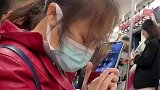 视障人士使用手机，其他乘客见状直呼厉害