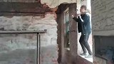 工人站在窗台上砸墙，没想失足掉进水里