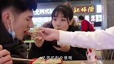小伙子你俩这么整，让人家美女情何以堪啊！