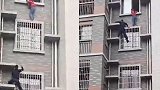 真蜘蛛侠！民警徒手攀爬四楼 将悬挂窗边女孩救下