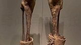 新疆和田博物馆收藏的穿靴小腿，年代为公元前21至15世纪