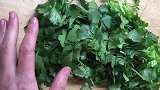 95岁老外婆身体特别棒,最喜欢香菜这样吃,营养好吃又解馋