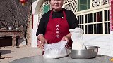 陕北特色小吃“漏鱼”，阿霞用了特质酸汤，酸辣过瘾，看流口水了