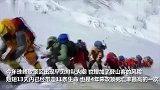 珠峰遇难者遗体运送画面曝光 登山者呼吁量力而行