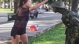 美女一按铜人的头，立刻变成水娃了，这是新型水龙头吗