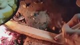 徒手拿火炭，这是个狠人