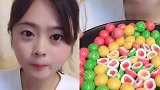 美女直播吃泡泡糖，回忆童年超大超过瘾，网友：小时候向往的生活