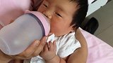 出生三天的宝宝喝奶，一脸呆萌的样子好搞笑，这模样太乖了！
