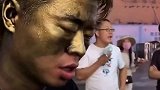 街头的铜人要下班，所以开始卸妆回家吃饭，每个行业都充满了心酸