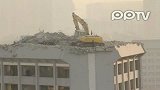 最牛挖掘机12层楼顶拆房子作业