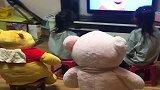 娃她妈出差了，回家这一幕我也是醉了，一家“四口”真是整整齐齐