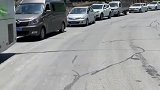 客运司机遇堵车拿出芦笙就地表演