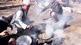 尼泊尔高山族牧民办酒席，咖喱羊肉招待来客