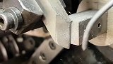 弹簧片制造过程，几个哥们配合的天衣无缝。