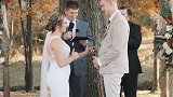 美国一新娘为丈夫的听障父母学手语 在婚礼上用手语说誓言