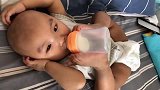小宝宝喝奶的姿势好搞笑，你要不要这么萌啊，笑死人了！