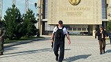 强硬！卢卡申科再次持枪亮相：身穿防弹衣 单手提突击步枪