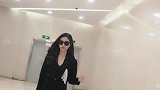 小姐姐身穿黑色职业套装，气质干练优雅，美丽动人！