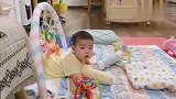 小宝宝这是在看什么啊接下来的姿势好萌,真讨人喜欢！
