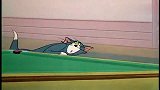 猫和老鼠：杰瑞享受桌球乐趣，汤姆可就不妙了，缩骨功都出不来