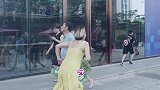 小姐姐自带撩人体质，吓得小弟弟仓皇而逃