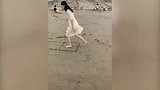 爆笑合集，小姐姐撞栏杆上了，只好尬舞缓解尴尬吗？