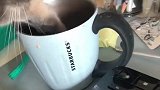 猫：第一次喝奶茶，这味儿真不错！