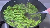 凉拌毛豆好吃有诀窍,教你一招,毛豆翠绿不变色,比大排档的好吃
