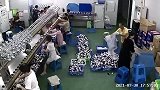 这大姐逃跑时还不忘自己的手机