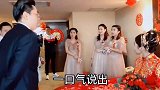 伴娘让新郎一口气说出新娘的十个优点，新郎却喘气了，太坏了！
