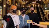 王嘉尔逛街被抓做街访 一本正经回答问题太可爱