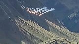 难得一见的一幕，这飞机飞得也太精彩了，你们见过吗