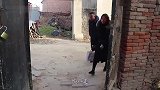 母亲过寿穷女儿送双鞋，富女儿空手来还想要‘传家宝’母亲爆发了